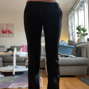 Kostymbyxor - Säljer nu mina kostymbyxor från bikbok, änvända ett par gånger men som nya, lapp finns ej kvar som på bilden. Nypris 499, såljer för 350