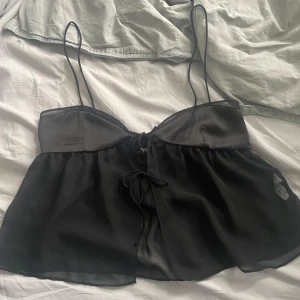 Svart Zara topp - Jättefin oanvänd topp från zara💕säljer då den var i fel storlek.