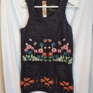 Desigual svart väst - Desigual stickad väst st L men upplever den mer som M. Slutar strax ovanför knäna. Fint skick, använd några gånger. 35% akryl, 25% nylon, 22% ull, 18%