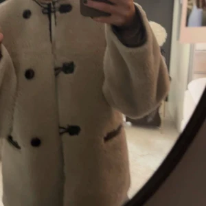 Jacka  - Säljer denna superfina jackan ifrån Mango. Använd fåtal gånger och är i ett jättefint skick🤎Passar även mig som är en S 🤎