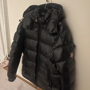 Moncler Maya - Jag säljer nu min vinterjacka från Moncler då jag inte har någon användning av den längre💗 modellen är Moncler maya, jackan har inga defekter eller skador på sig, jag köpte jackan för 12 190 och nu är priset uppe i 18 800kr. Skriv för mer info💕