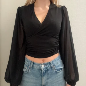 Blus med Chiffong ärmar - Svart blus från Nelly i bra skick!