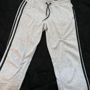 ADIDAS - byxor, grå - Aldrig använts! God skick, stretchiga, mjuka