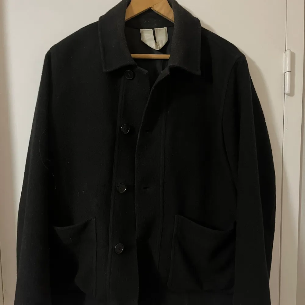 Jacka från arket i storlek 46. Den är i bra skick förutom ett hål på insidan som man ser på sista bilden och kostade 2300kr från början. Pris kan diskuteras . Takit.