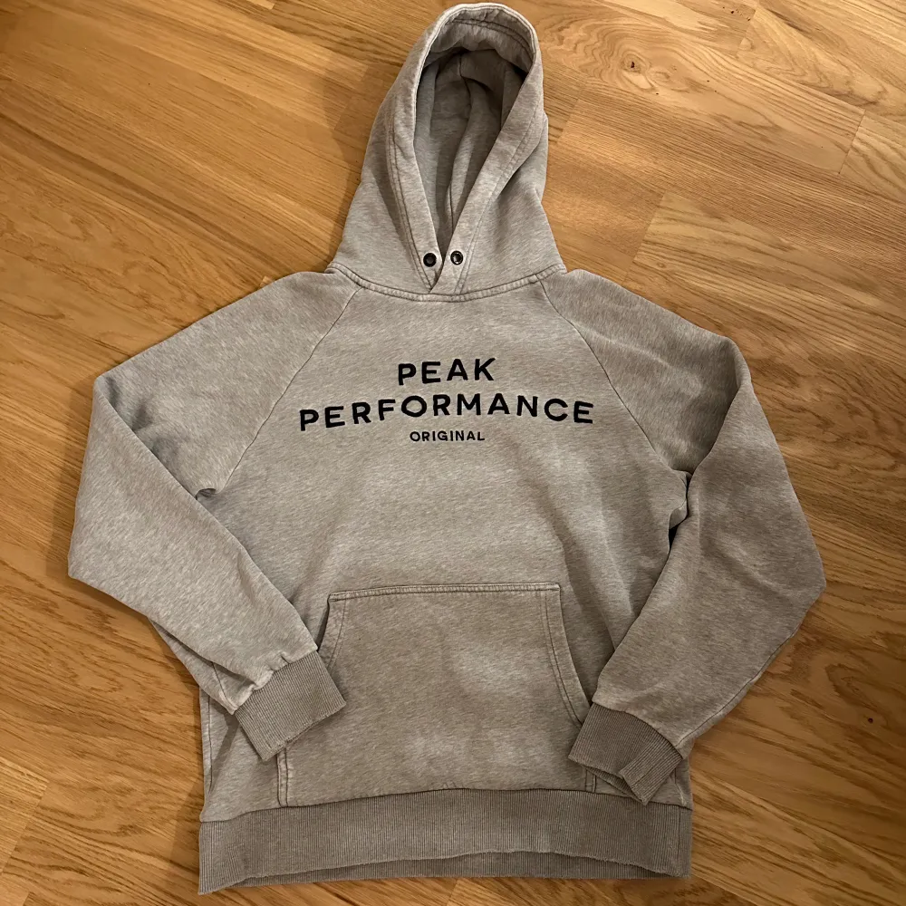 Peak performance hoodie i bra fast använt skick, skulle säga 7/10 inga fläckar eller liknande!  Storlek L och passa mig bra som i vanliga fall har M/L. Hoodies.