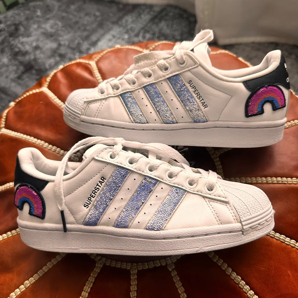 Adidas skor är i bra skick, bara det är ett skav på en av skorna, se bild nummer 2.  skorna är rena, tvättade och redo att användas.. Skor.