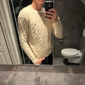 Ralph lauren kabelstickad tröja - Kabelstickad tröja från Ralph lauren. Köptes ny för 2300kr