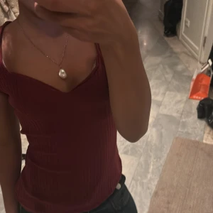 Superfin vinröd topp❤️ - Perfekt topp till både vardag o fest💕 Inga defekter 💕