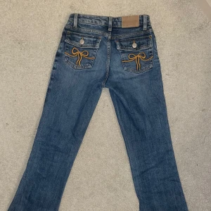 Low waist jeans - Har andvänds en del men har blivit för små men det syns inga slitage på jeansen. De är blå jeans från Monki. Frakt ingår i priset