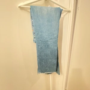 Ljusblå jeans - Säljer ett par ljusblå jeans i bra skick. Bootcut/straight.