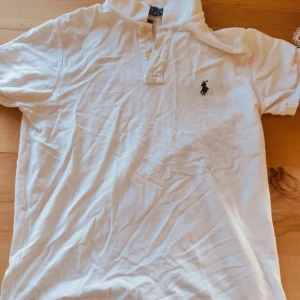 RL piké  - Säljer en vit Ralph lauren piké för att jag inte använder den längre, priset är inte klart så skicka bud
