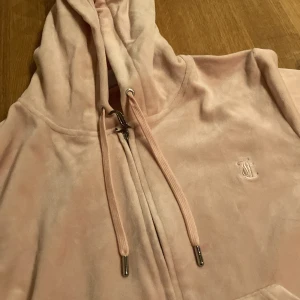 Juicy couture tröja - Rosa Juicy Couture tröja som knappt använts. I nyskick och i storlek L. Skriv privat vid frågor! 💕