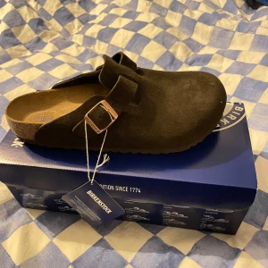 Birkenstock boston - Helt nya birkenstock boston  Fick dom i present och dom passa inte riktigt som jag ville så testar att lägga ut dom innan jag börjar använda dom  Endast provade  Storlek 40 Köptes på nk i sthlm (kvitto finns)  Pris 1600