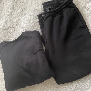 Mjukis set - Superfint svart set från Boohoo. Storlek M på byxorna och S på tröjan. Sköna och varma. Byxorna har raka ben och en liten defekt vid bandet. Se bild. Fint skick i övrigt 🖤