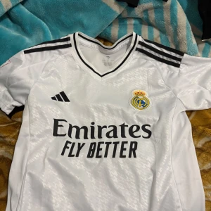 Real Madrid tröja - Den är på ny skick priset kan diskuteras genom snabb affär