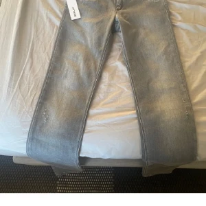 Gråa replay jeans - Säljer nya replay jeans i mycket bra skick testad 1 gång bara, storlek 166 cm. Skriv om du har nån fråga!