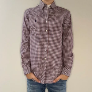 Ralph Lauren skjorta - Hej! Vi säljer denna Ralph Lauren Skjorta - Skick:9/10 - Hör av dig vid intresse eller andra funderingar!