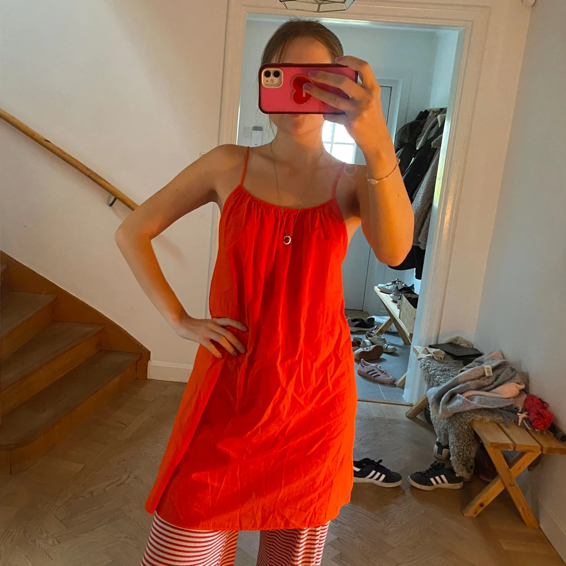 Orange klänning från Arket 