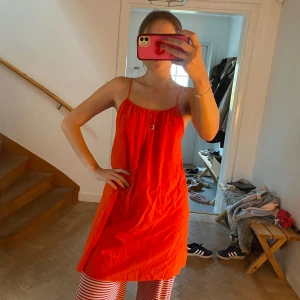 Orange klänning från Arket  - Jättefin klänning från Arket, helt slutsåld, jätte fin färg! Perfekt för att gå till stranden eller gå ut på restaurang! 100% bomull! Skriv om du har frågor! 🧡🩷🩷