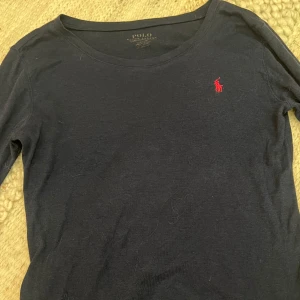 Raph lauren långarmad tröja - En raph lauren tröja som är mörkblå. Inte sliten alls, skriv privat för mer bilder och pris går att disskutera. Storleken står inte i tröjan men passar mig som är XS/S
