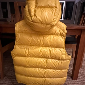 Gul Moncler bormes Vest  - Moncler bormes väst, storlek 5. Hör av er vid frågor. Jag har storlek L i vanliga fall och passar bra på mig