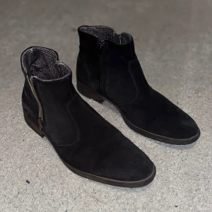 Playboy chease boots - Otroligt sköna och unika chealse boots, helt perfekta nu till vintern, passar storlek 42-43. Kanske 44. Typ Kashmir liknande material på insidan, jätte jätte mjuka och sköna.