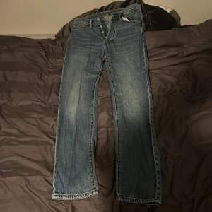 Säljer nu dessa snygga H&M jeans straight & Denmin 28/34. Skick 6,5/10 då det finns tecken på slitningar men är inte många. Fundera inte över att ställa frågor om ni undrar!