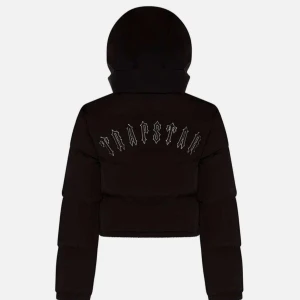 Svart pufferjacka från Trapstar - Säljer en svart pufferjacka från Trapstar med huva och dragkedja framtill. Jackan har en cool logga på ryggen och en mindre logga på bröstet. Den är använd 3gånger och är i väldigt bra skick! Pris kan även diskuteras 