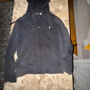 Fett full zip tröja,äktighets bevis finns köp på Ralph laurens hemsida. Säljer den då jag sparar till en moped och att den har växt ur mig. Pris kan diskuteras vid snabb affär💯