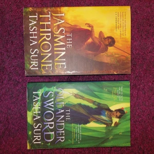 The Jasmine throne & The oleander sword - Första och andra delen i the burning Kingdom serien av Tasha Suri (sista delen kommer ut 2024). Säljer båda för 250kr, annars 150kr var. Språk: engelska Mycket bra skick då de endast är lästa en gång