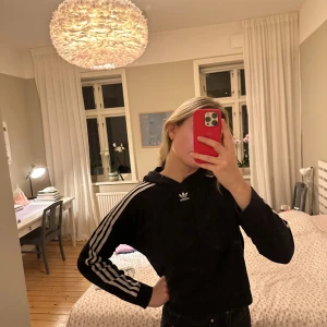 Hoodie från adidas - Svart hoodie som är lite cropped. Från adidas. Nyskick!
