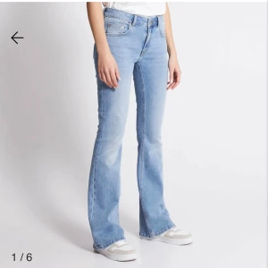 Ljusblå bootcut jeans - Säljer ett par ljusblå bootcut jeans i mycket bra skick. De är lågmidjade, köpa för 400 säljer ni för 250 