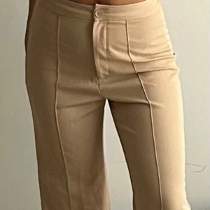 Beige kostymbyxor - Super sköna, men används inte💗 Höga i midjan!