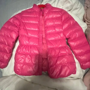 Ralph Lauren jacka - Säljer Ralph Lauren jacka, den är storlek S-M men de står M. Mycket fint skick, det är som en lätt dunjacka och väldigt smidig att ha på sig.  Skriv gärna vid intresse! :)
