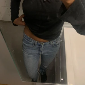 Ljusblå jeans - Säljer ett par as snygga ljusblå lågmidjade jeans från Zara som blivit så på mig💓Har en straight passform, är i super kvalitet då jag bara använt dom fåtal gånger. Dom har ett litet hål vid kedjan men som går att sy annars är dom som nya! 