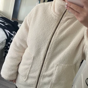 vit teddyjacka - vit teddyjacka, overzise, knappt använd 