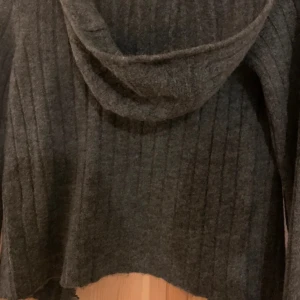 Stickad tröja  - Mycket mysig tröja men tycärr aldrig till användning. 