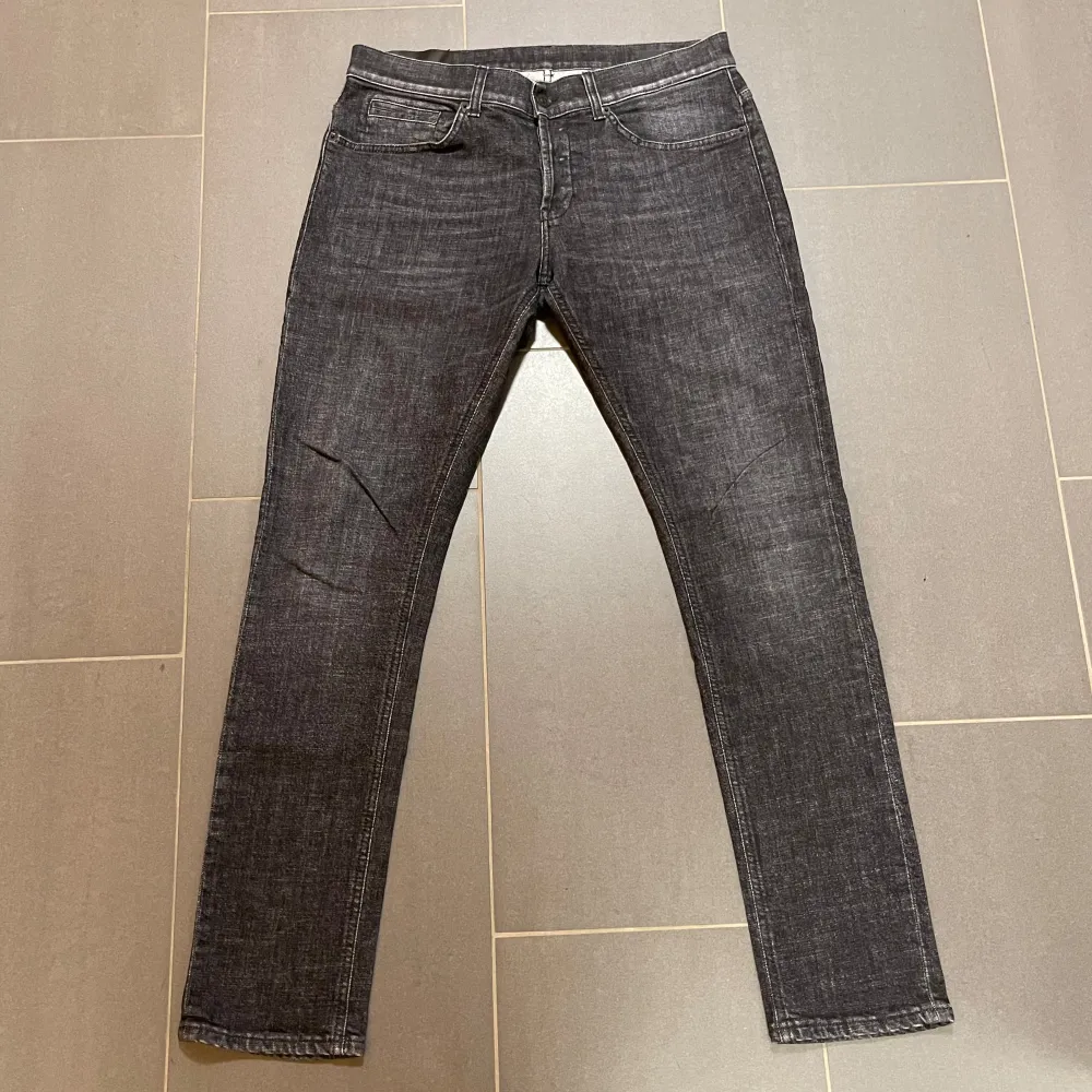 Gråa Jeans från dondup storlek W33 i geourge skinny Fit, nypris runt 3-4 tusen. Mitt pris 900kr.. Jeans & Byxor.