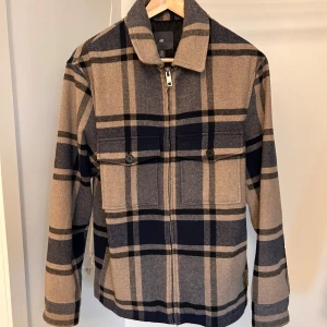 Flanell jacka - Flannel jacka från H&M i bra skick Perfekt för hösten Nypris ≈ 900 Skriv innan ni köper 