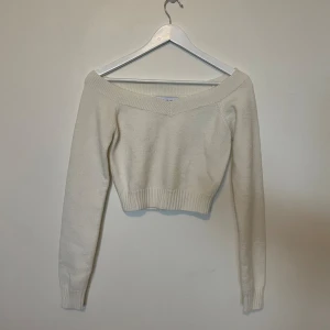 Stickad tröja - Stickad tröja ifrån bershka i storlek s. Fint skick, croppad och v-ringningen är lite bredare.