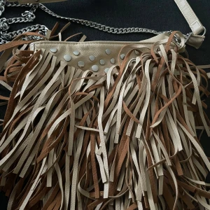 väska med fransar - kan användas som axelväska och axelremsväska, nyskick 🩷