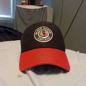 Tjena säljer en chicago blackhawks keps som är svart o röd o bra skick.