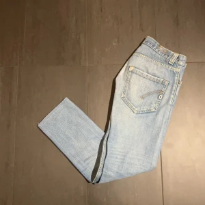 Dondup jeans slim fit  - Feta dondup jeans. Mycket gott skick. Modellen är 180 väger 65kg. Pris kan diskuteras. Hör av er vid frågor eller funderingar!⚜️🙌