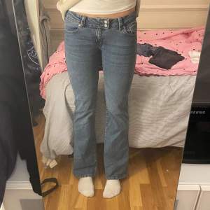 Säljer ett par snygga blå bootcut jeans från lager 157 i väldigt skick. De är Lågmidjade! Använt bara några enstaka gånger men tycker de är sjukt snygga och sitter så bra!!