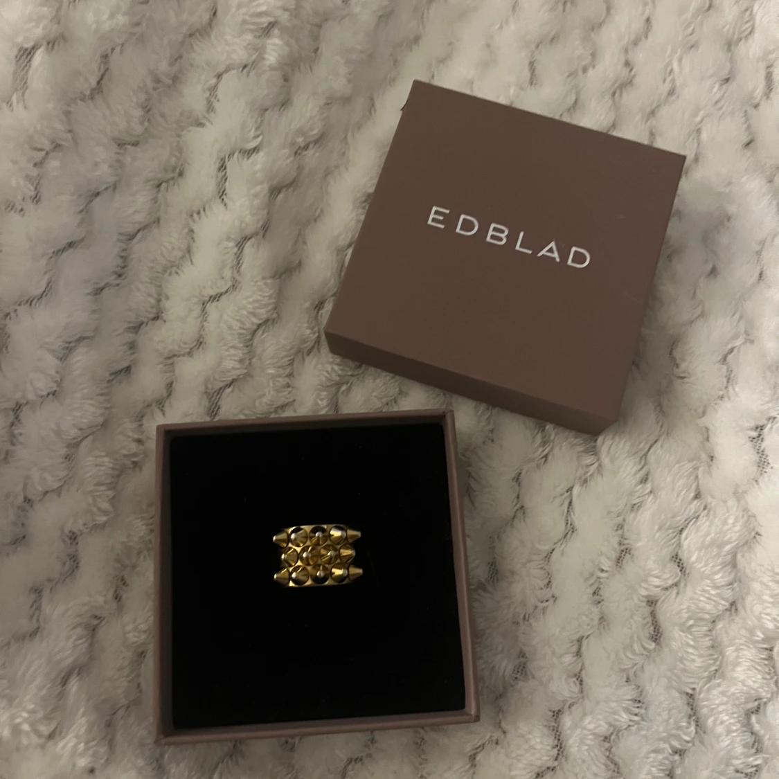 Guldfärgad ring från Edblad