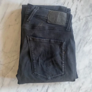 Replay anbass - Tja, säljer nu dessa fräscha replay anbass jeansen, de är i bra skick, storleken på dessa är 32/32! Hör av dig vid funderingar!