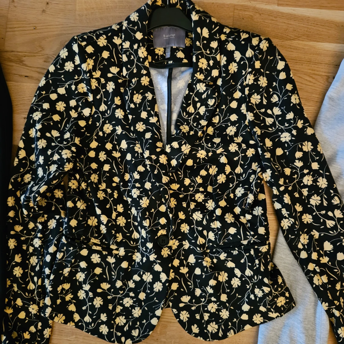 Blommiga kavajer och grå kavaj - 92