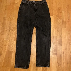 Svarta jeans från Jack & Jones - Säljer ett par svarta jeans från Jack &Jones i storlek 170/15Y. Byxorna har en loose fit och är perfekta för en avslappnad stil. De är i mycket bra skick och passar både till vardags och fest. Perfekt för dig som gillar en bekväm och trendig look!