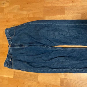 Blå jeans från Jack & Jones - Säljer ett par blå jeans från Jack & Jones. De har en avslappnad passform och är perfekta för en casual look. Jeansen har klassisk femficksdesign och är i bra skick. Perfekta för både vardag och chillhäng! 🕺