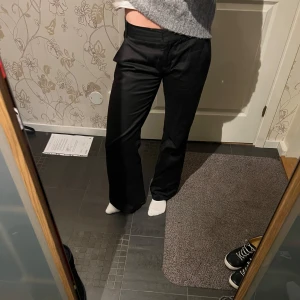 Kostymbyxor  - Lågmidjade kostymbyxor från Zara, säljer då de är lite stora! Köparen står för frakten